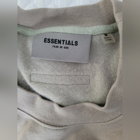 Ladies Essentials Grey Sweatshirt Crewneck, size Medium - Picture 3 of 6